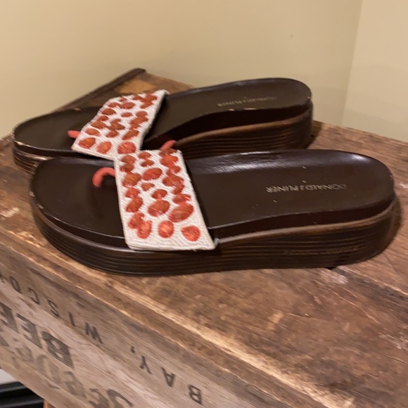 Donald J Pliner Size 9.5 M pink & white beaded brown slides, good used condition - Picture 3 of 10